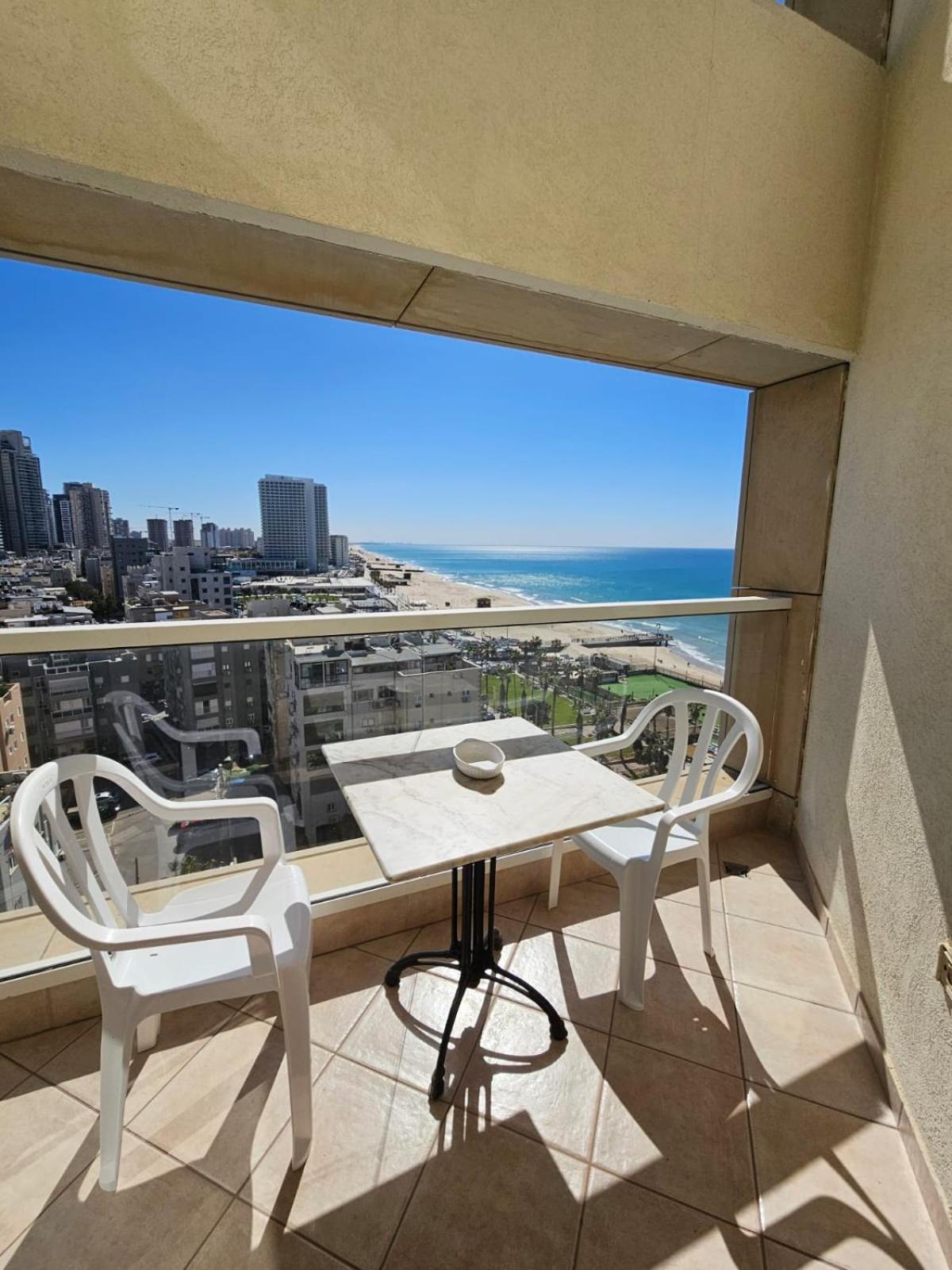 Go To Apartments In Leonardo Bat Yam Exteriör bild