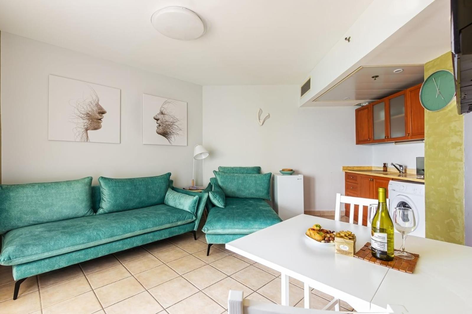 Go To Apartments In Leonardo Bat Yam Rum bild