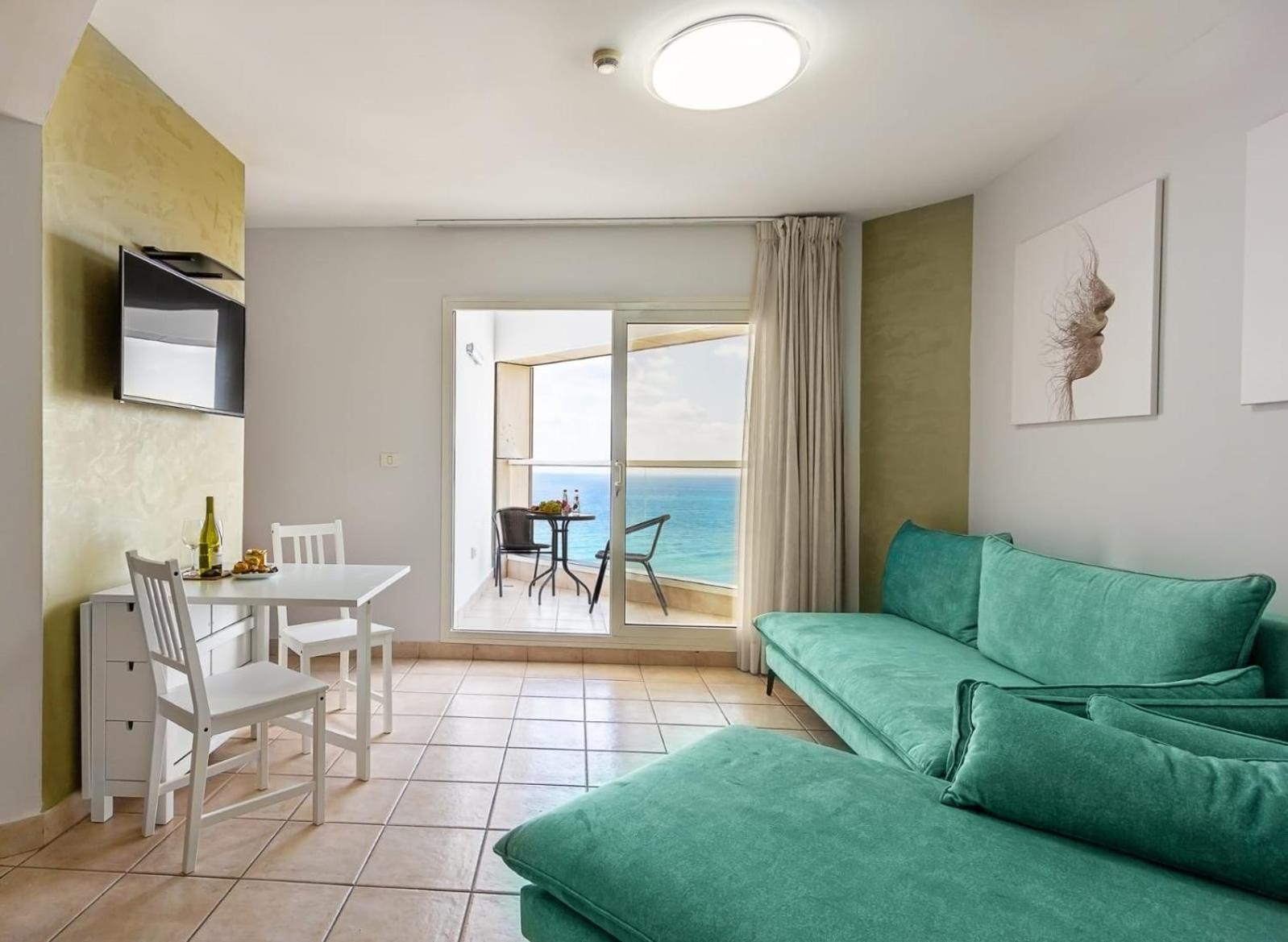 Go To Apartments In Leonardo Bat Yam Rum bild