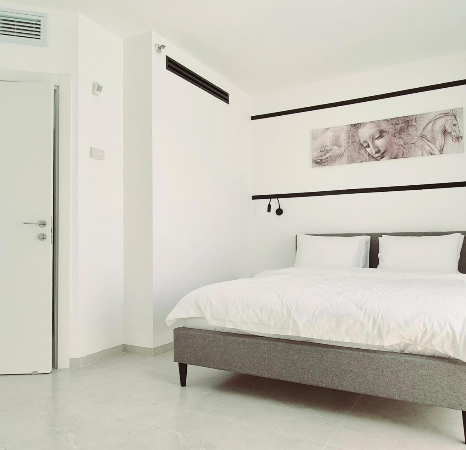Go To Apartments In Leonardo Bat Yam Rum bild