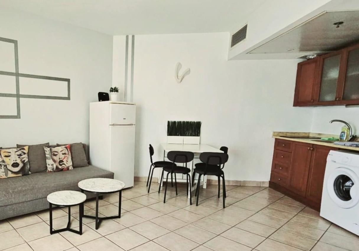 Go To Apartments In Leonardo Bat Yam Rum bild