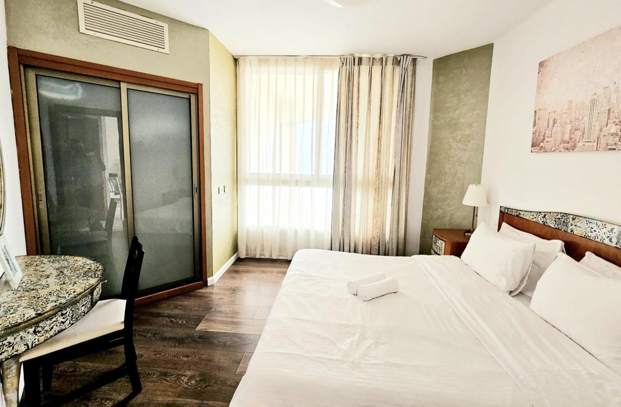 Go To Apartments In Leonardo Bat Yam Rum bild
